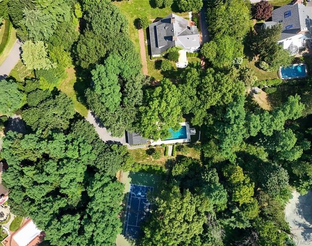 42 Clocktower Lane, Old Westbury, NY 11568