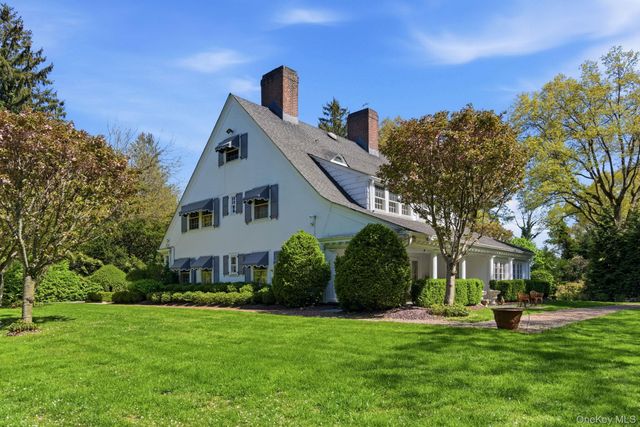 42 Clocktower Lane, Old Westbury, NY 11568