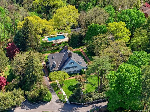 42 Clocktower Lane, Old Westbury, NY 11568