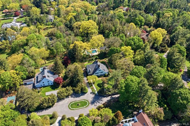 42 Clocktower Lane, Old Westbury, NY 11568