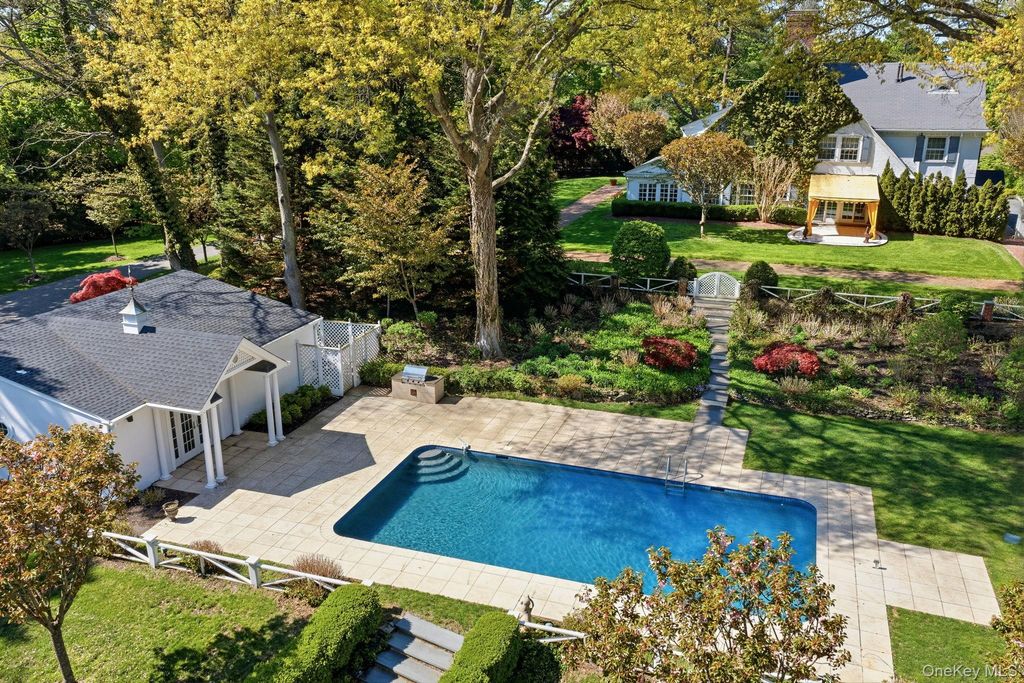 42 Clocktower Lane, Old Westbury, NY 11568