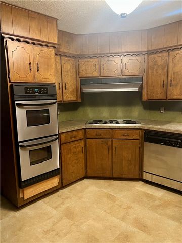 901 Calvert Street, Hearne, TX 77859