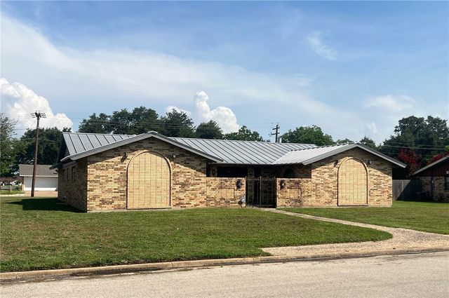 901 Calvert Street, Hearne, TX 77859