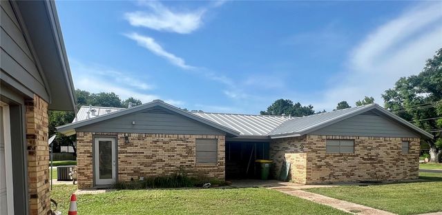 901 Calvert Street, Hearne, TX 77859