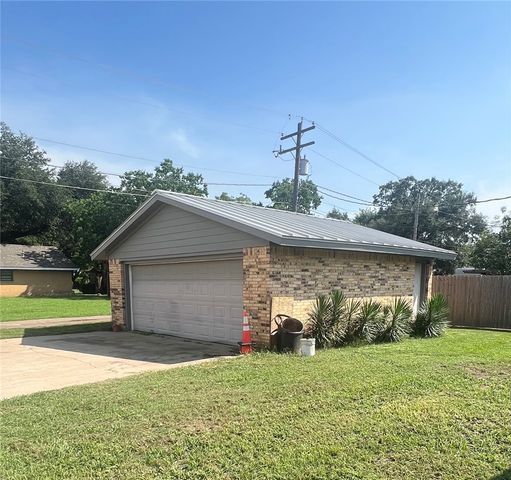 901 Calvert Street, Hearne, TX 77859
