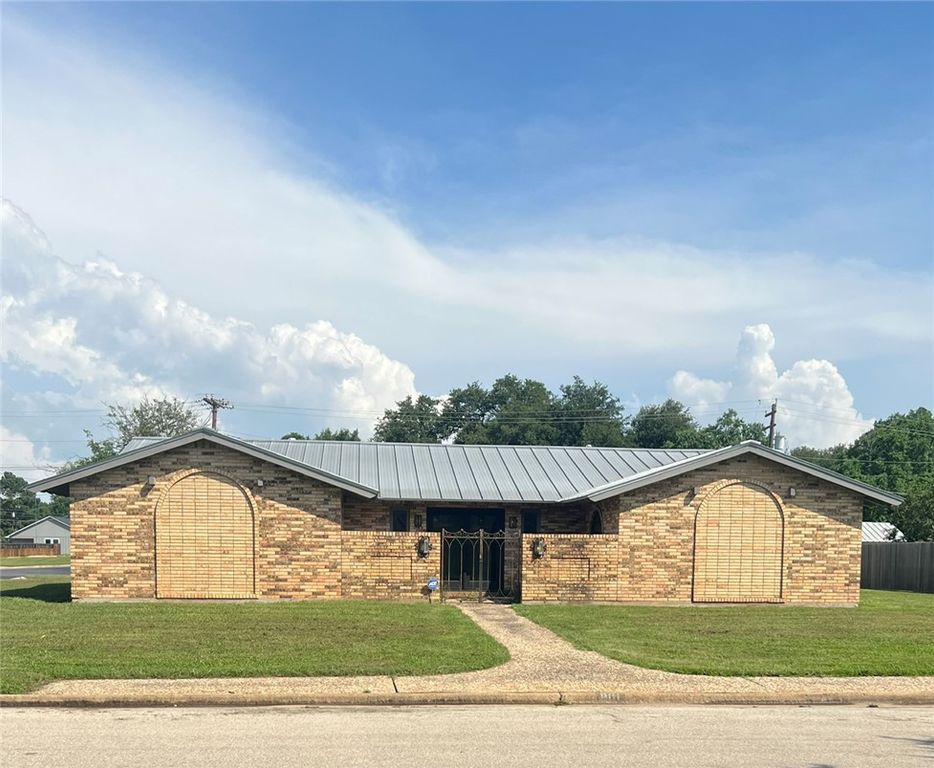 901 Calvert Street, Hearne, TX 77859