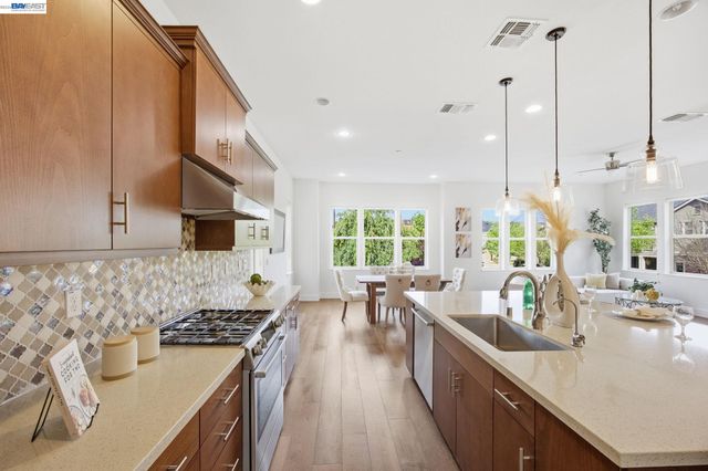 1600 Lexington Ln, Pleasanton, CA 94566
