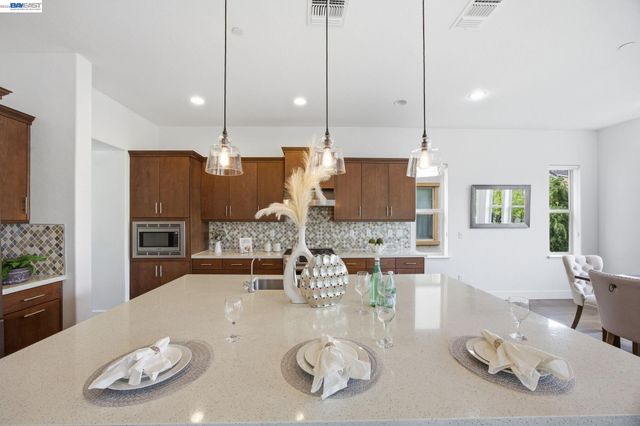 1600 Lexington Ln, Pleasanton, CA 94566