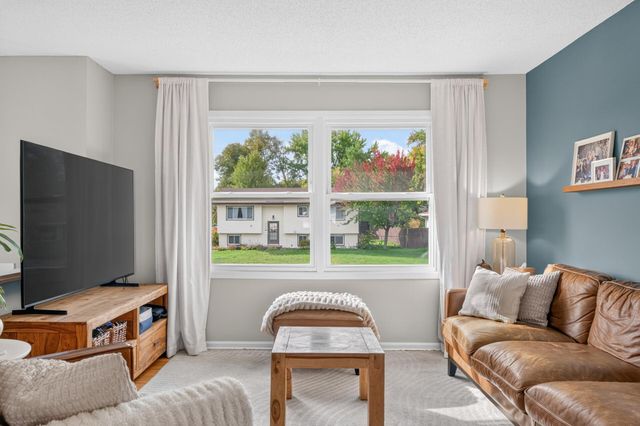 943 Blackoaks Lane, Anoka, MN 55303