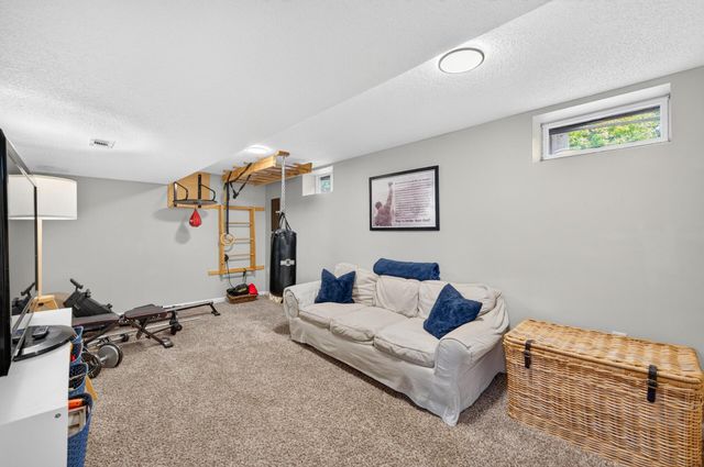 943 Blackoaks Lane, Anoka, MN 55303