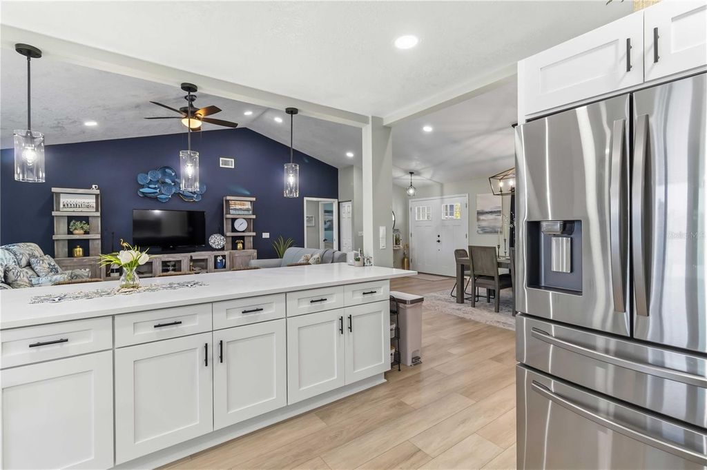 Image 20 of property listing at 8712 53RD AVENUE W, Bradenton, FL 34210