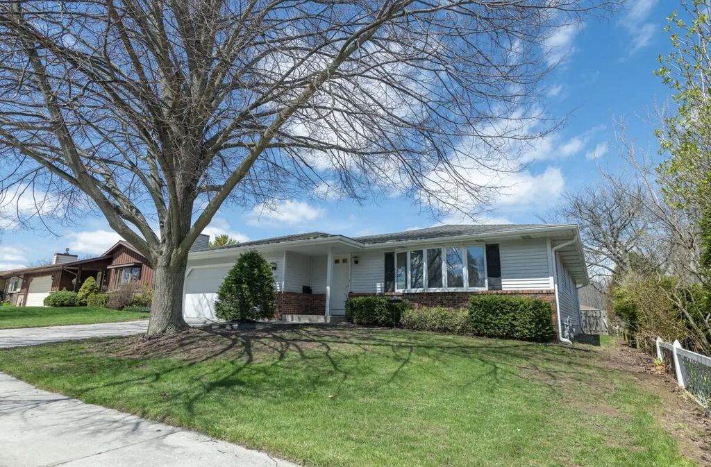 1816 Camelot BOULEVARD, Sheboygan, WI 53081