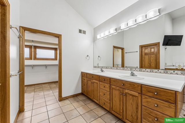 1350 N Bristolwood Drive, Fremont, NE 68025