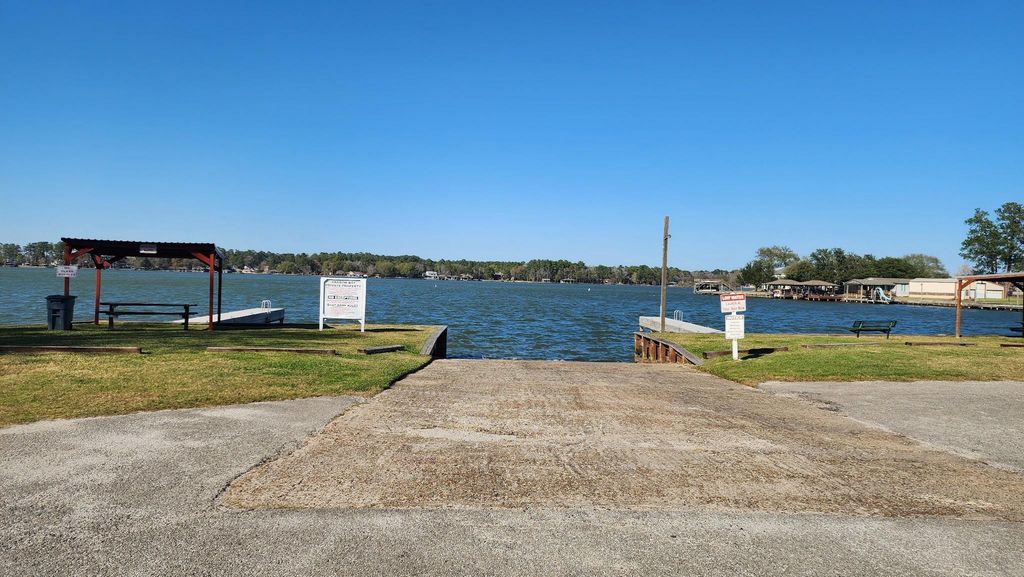 13151 S Lee Shore Dr, Willis, TX 77318