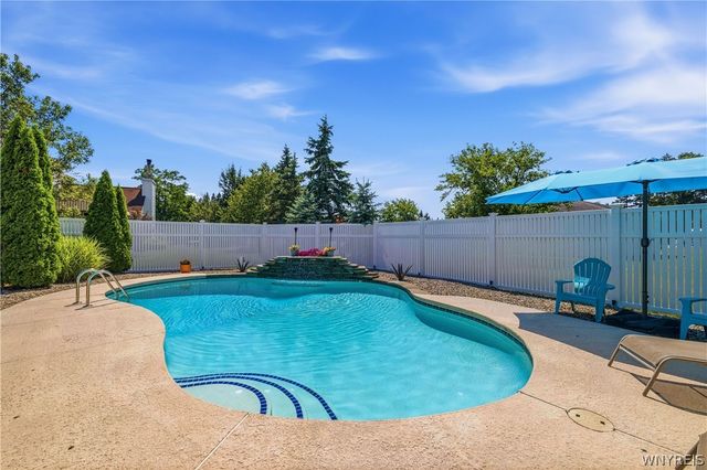 6090 Meadow Lakes Drive, Clarence, NY 14051