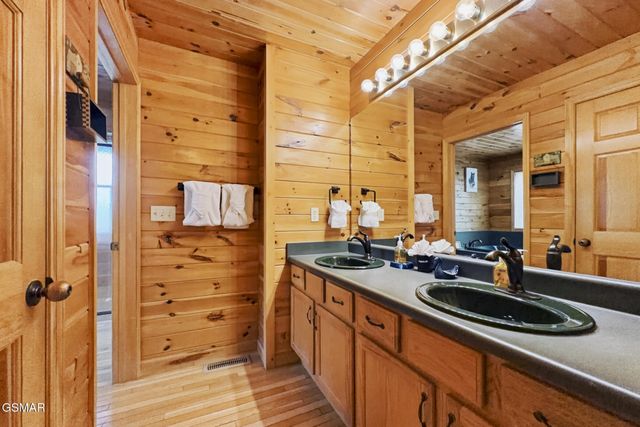 817 Sunshine Trail, Gatlinburg, TN 37738