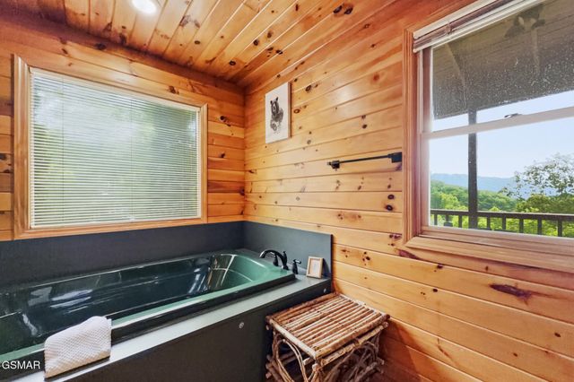 817 Sunshine Trail, Gatlinburg, TN 37738