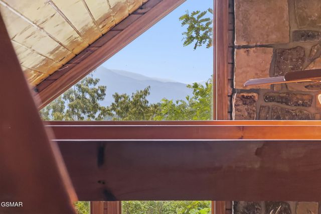 817 Sunshine Trail, Gatlinburg, TN 37738