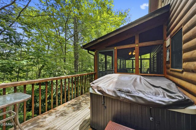 817 Sunshine Trail, Gatlinburg, TN 37738
