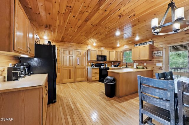 817 Sunshine Trail, Gatlinburg, TN 37738