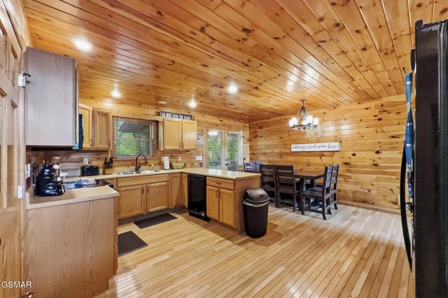 817 Sunshine Trail, Gatlinburg, TN 37738