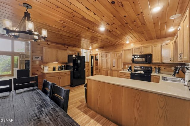 817 Sunshine Trail, Gatlinburg, TN 37738