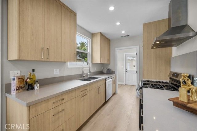 6820 Jellico Avenue, Van Nuys (los Angeles), CA 91406