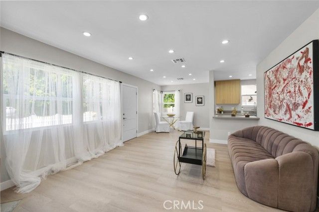 6820 Jellico Avenue, Van Nuys (los Angeles), CA 91406