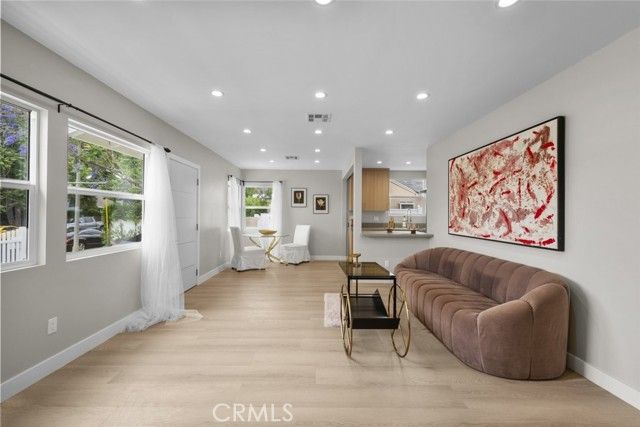 6820 Jellico Avenue, Van Nuys (los Angeles), CA 91406