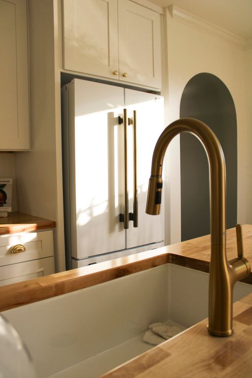 Image 10 of property listing at 1 Colleton Drive, Charleston, SC 29407