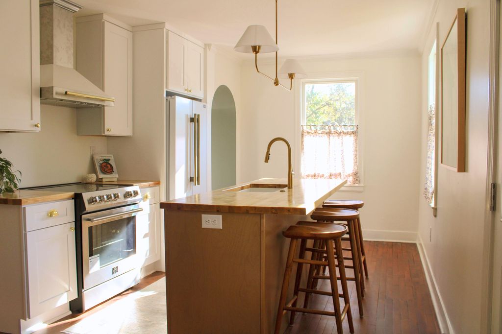 Image 7 of property listing at 1 Colleton Drive, Charleston, SC 29407