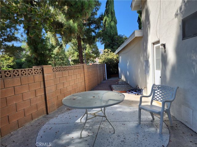 18715 Braemore Road, Northridge, CA 91326