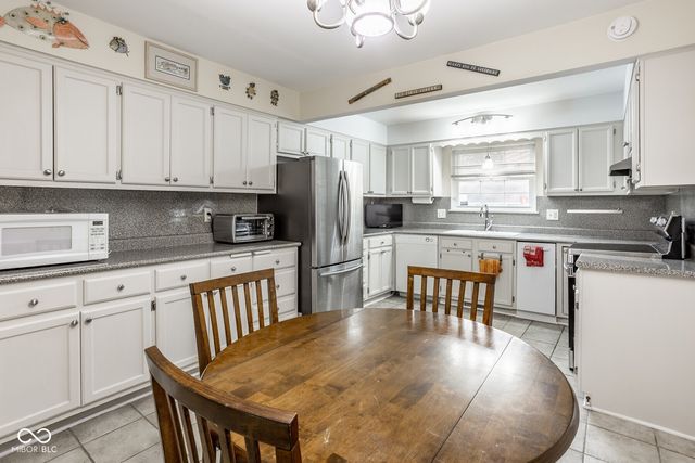 7370 Lions Head Drive B, Indianapolis, IN 46260