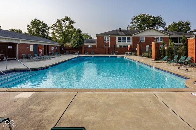 7370 Lions Head Drive B, Indianapolis, IN 46260