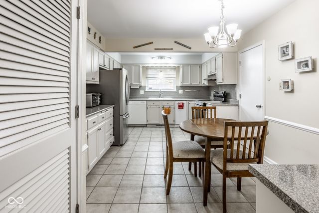 7370 Lions Head Drive B, Indianapolis, IN 46260