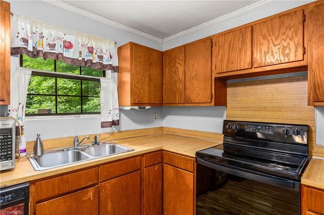 334 Forest Creek Drive, Winston-salem, NC 27107