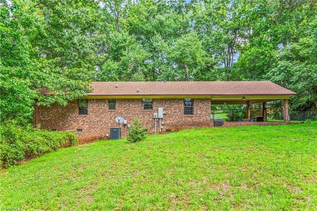 334 Forest Creek Drive, Winston-salem, NC 27107