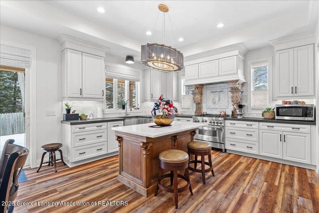 822 Laurelwood Drive, Lansing, MI 48917