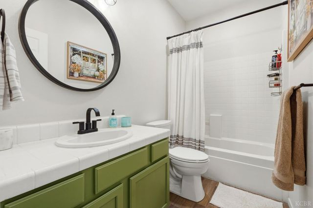 687 Woodridge Court, Lemoore, CA 93245