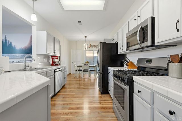 687 Woodridge Court, Lemoore, CA 93245