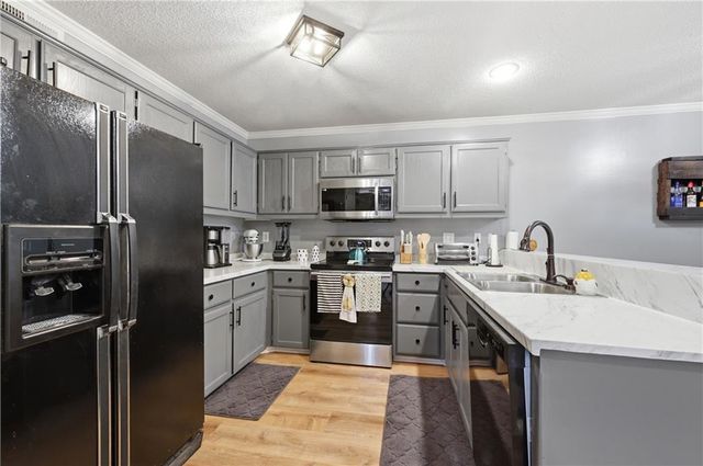 411 NW 71st Terrace, Gladstone, MO 64118
