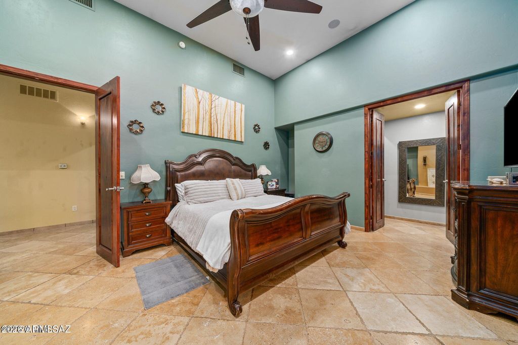 Image 18 of property listing at 4496 N VIA BELLAS CATALINAS --, Tucson, AZ 85718