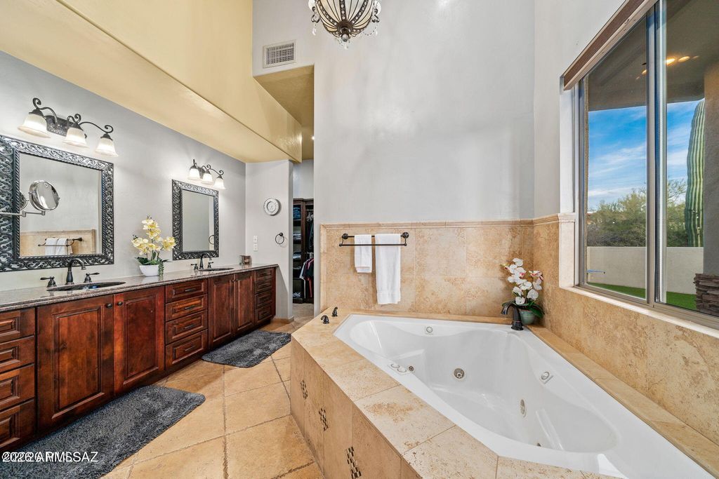 Image 21 of property listing at 4496 N VIA BELLAS CATALINAS --, Tucson, AZ 85718