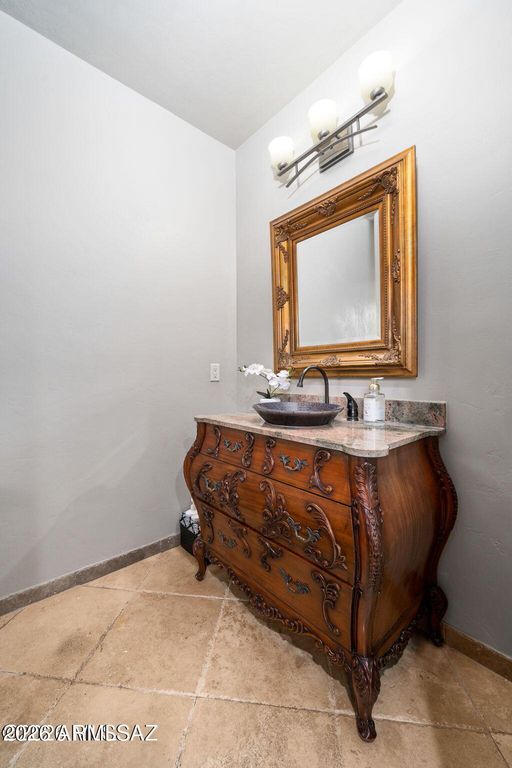 Image 29 of property listing at 4496 N VIA BELLAS CATALINAS --, Tucson, AZ 85718