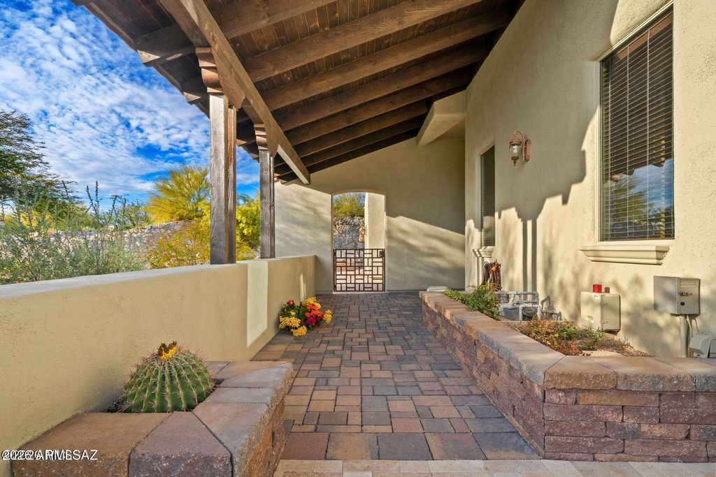 Image 4 of property listing at 4496 N VIA BELLAS CATALINAS --, Tucson, AZ 85718