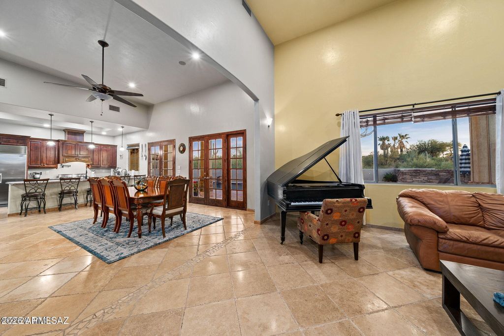 Image 8 of property listing at 4496 N VIA BELLAS CATALINAS --, Tucson, AZ 85718