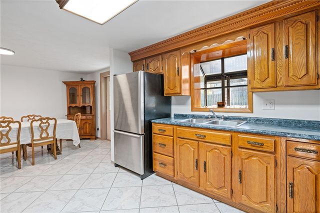 737 Courtview, Hempfield Twp, PA 15601