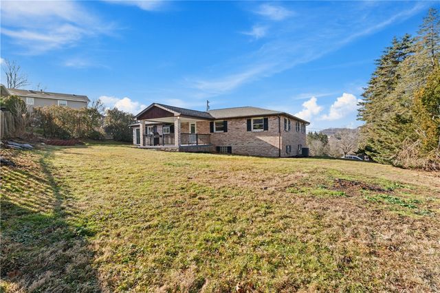 737 Courtview, Hempfield Twp, PA 15601