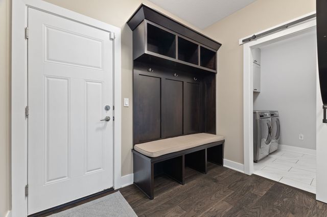 8704 Highland Oaks Drive, Johnston, IA 50131