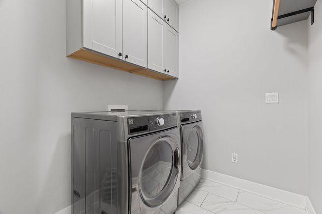 8704 Highland Oaks Drive, Johnston, IA 50131